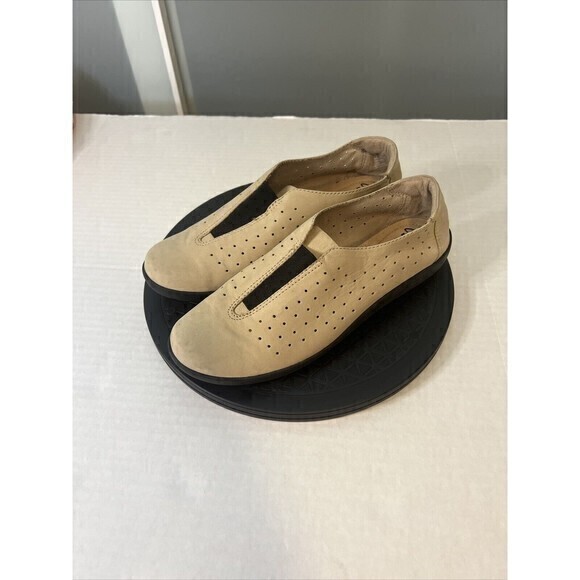 Clarks Comfort Shoes Women's Soft Cushion Light Beige Leather Slip‎ On Sz 9.5 - Picture 1 of 7